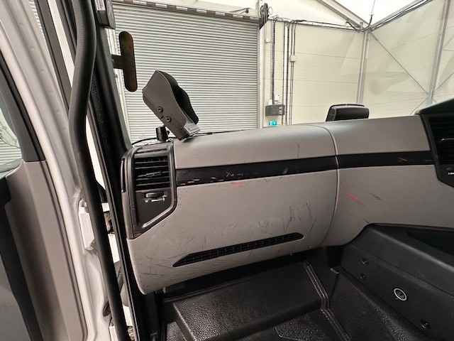 Mercedes Antos 2532 6×2 Rear Lift Day Cab Fridge Box
