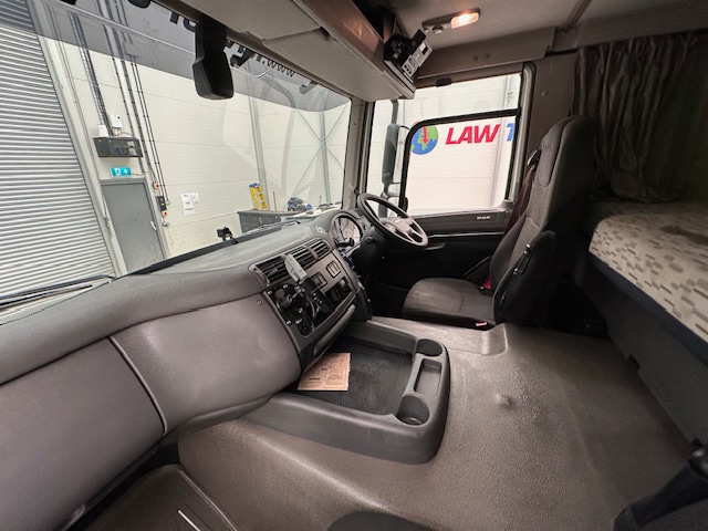 DAF CF 370 6×2 Sleeper Cab Fridge Box