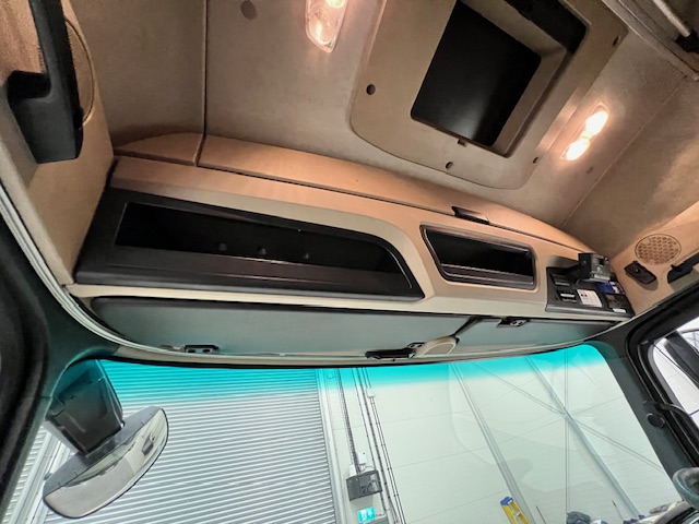 Mercedes Actros 1824 4×2 Sleeper Cab Fridge Box
