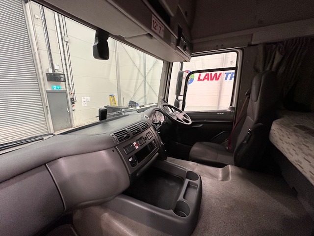 DAF CF 330 6×2 Rear Lift Sleeper Cab Curtainsider