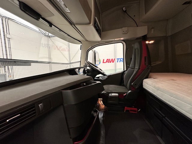 Volvo FH 500 Euro 5 6×2 Tractor Unit Safari Edition