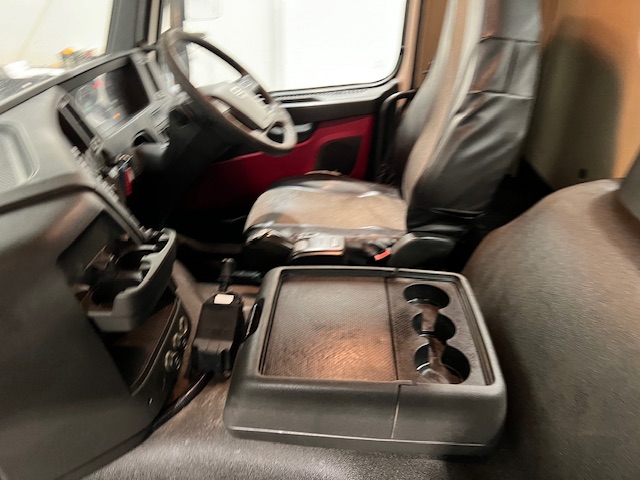 Volvo FMX 420 8×4 Day Cab Steel Tipper