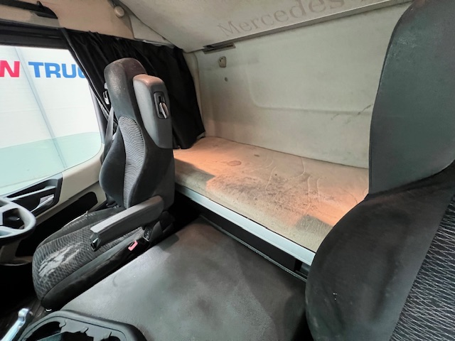 Mercedes Actros 1824 4×2 Sleeper Cab Fridge Box