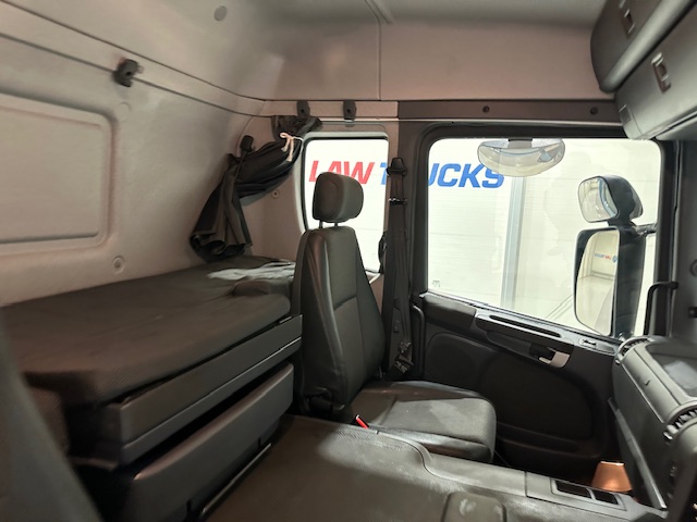 Scania P320 6×2 10 Tyre Rear Lift Insulated Box Van