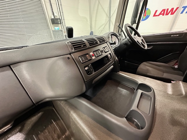 DAF CF 330 6×2 Rear Lift Sleeper Cab Curtainsider