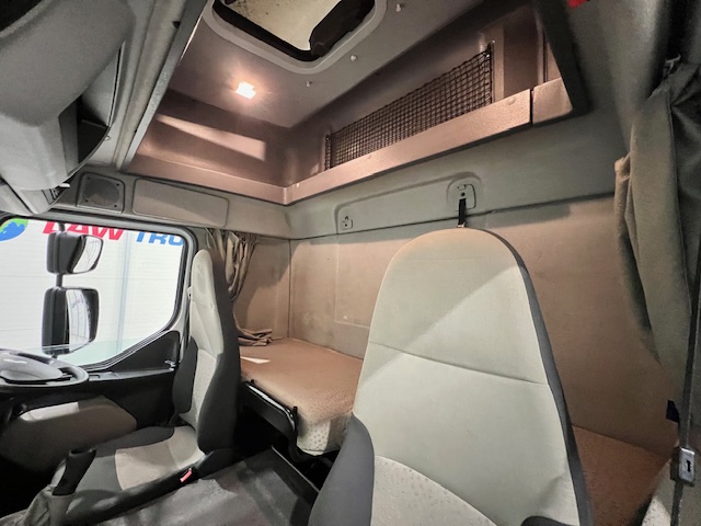 Renault Midlum 190 Sleeper Cab Box Van