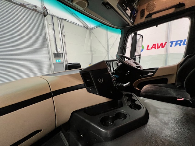 Mercedes Actros 1824 4×2 Sleeper Cab Fridge Box