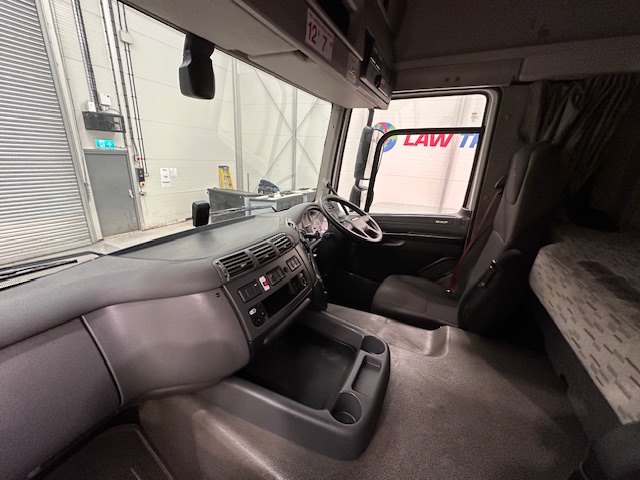 DAF CF 330 6×2 Rear Lift Sleeper Cab Curtainsider