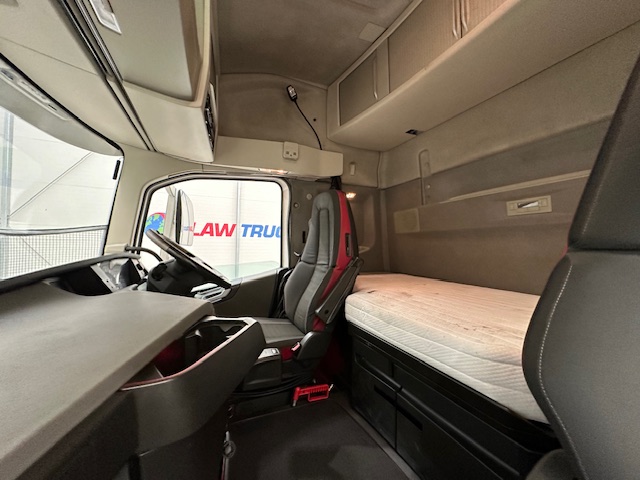 Volvo FH 500 Euro 5 6×2 Tractor Unit Safari Edition