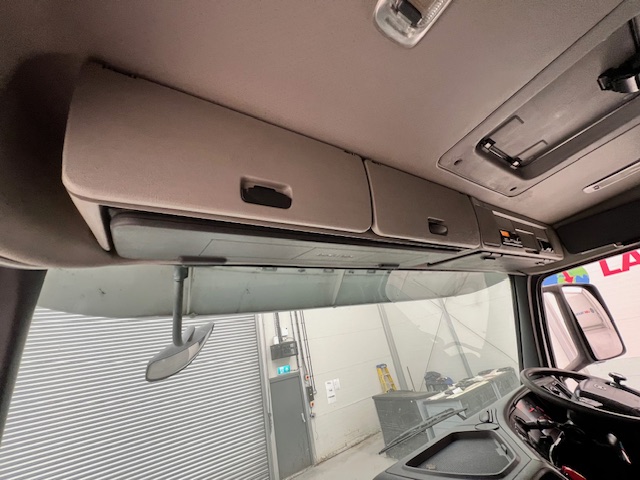 Volvo FM 460 8×4 Steel Tipper Grab
