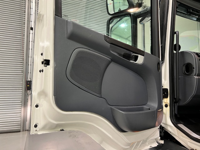 Scania P280 6×2 Rear Lift Day Cab Fridge Box