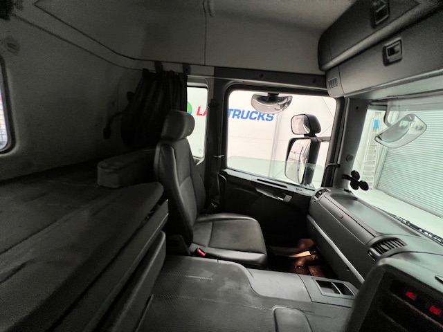 Scania P370 8×4 Sleeper Cab Skip Loader