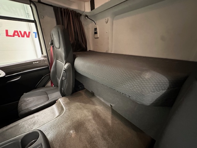 DAF CF 260 Sleeper Cab Curtainsider