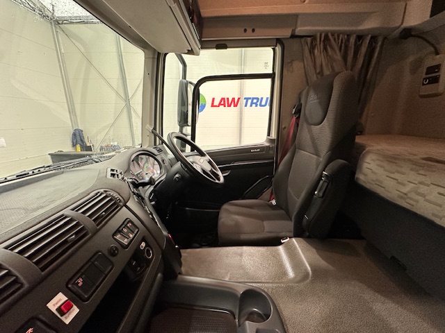 DAF CF 330 6×2 Rear Lift Sleeper Cab Curtainsider