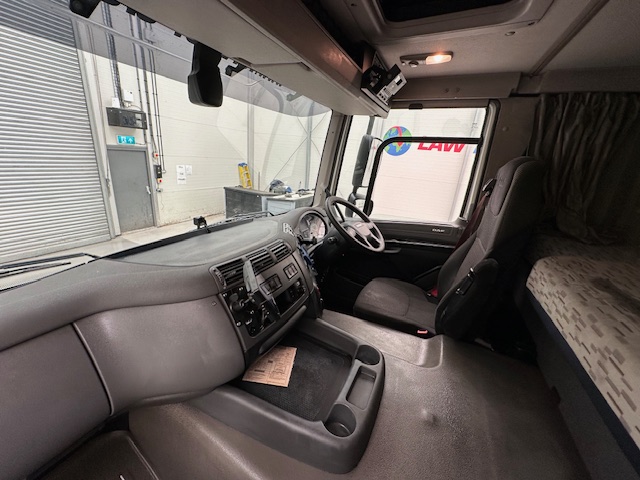 DAF CF 370 6×2 Sleeper Cab Fridge Box