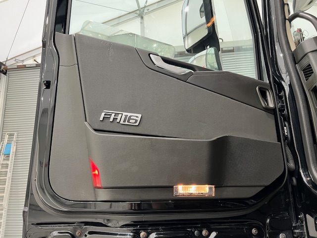 Volvo FH16 750 6×2 Midlift Tractor Unit