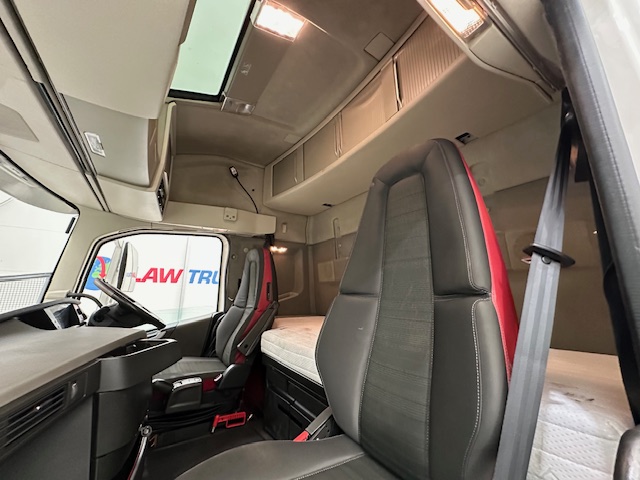 Volvo FH 500 Euro 5 6×2 Tractor Unit Safari Edition