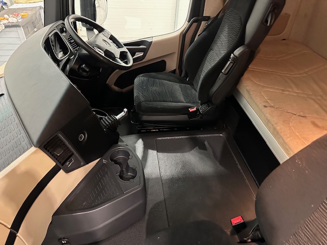 Mercedes Actros 1830 Sleeper Cab Box Van