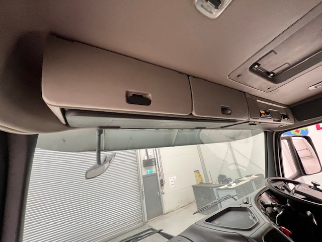 Volvo FM 460 8×4 Steel Tipper Grab