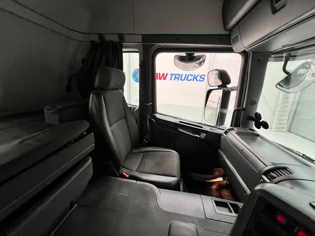 Scania P370 8×4 Sleeper Cab Skip Loader