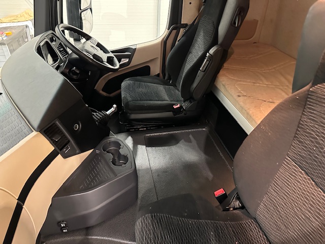 Mercedes Actros 1830 Sleeper Cab Box Van