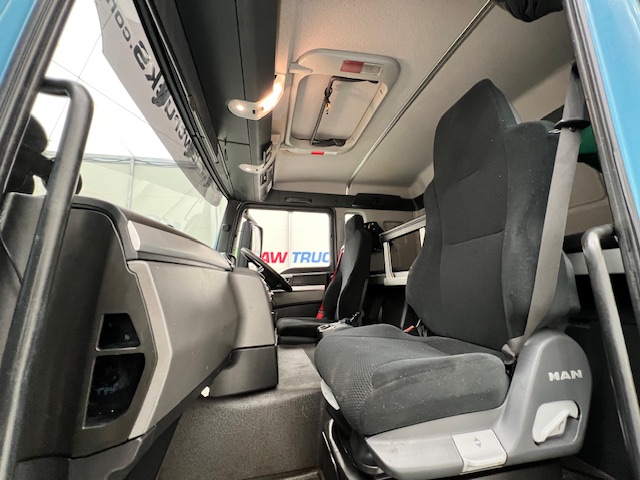 MAN TGS 26.320 6×2 Sleeper Cab Insulated Box Van