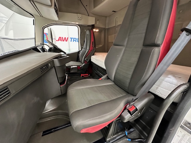 Volvo FH 500 Euro 5 6×2 Tractor Unit Safari Edition
