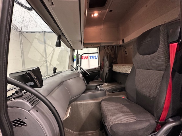 DAF CF 330 6×2 Rear Lift Sleeper Cab Curtainsider