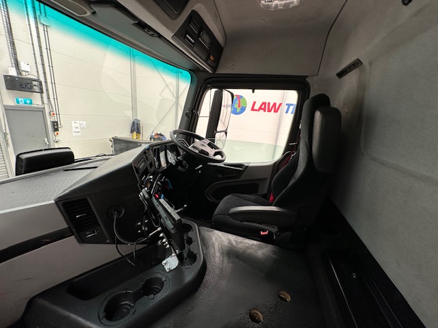 Mercedes Antos 2532 6×2 Rear Lift Day Cab Fridge Box