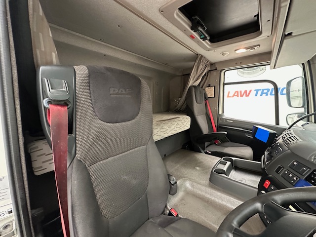 DAF CF 370 6×2 Sleeper Cab Fridge Box