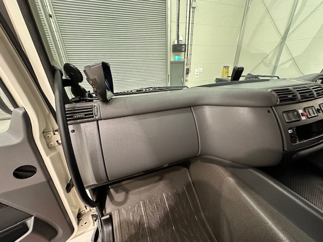 DAF CF 330 6×2 Rear Lift Sleeper Cab Curtainsider