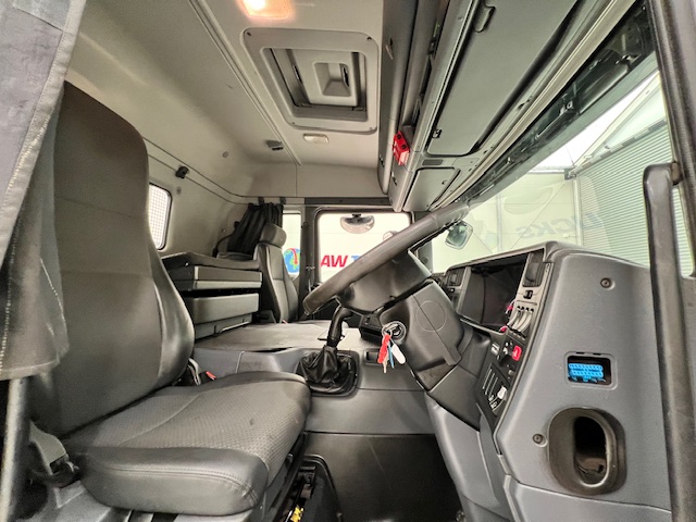 Scania P370 8×4 Sleeper Cab Skip Loader