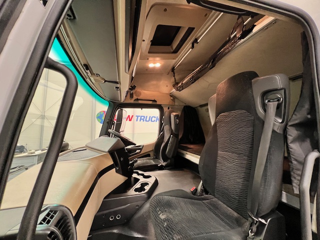 Mercedes Actros 1824 4×2 Sleeper Cab Fridge Box
