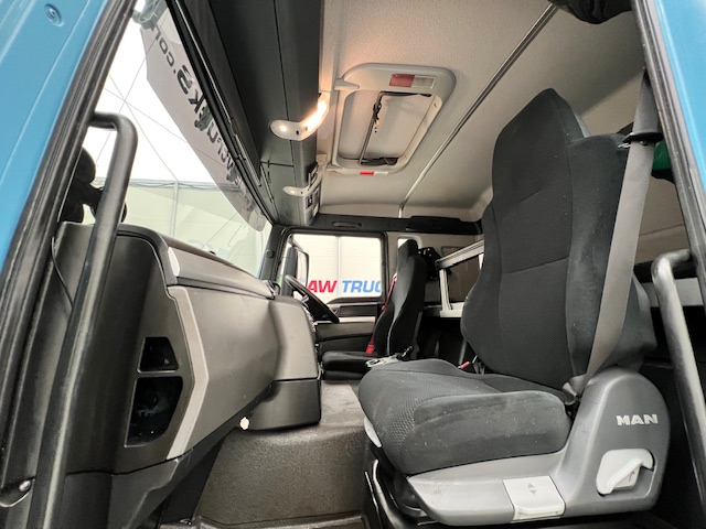 MAN TGS 26.320 6×2 Sleeper Cab Insulated Box Van
