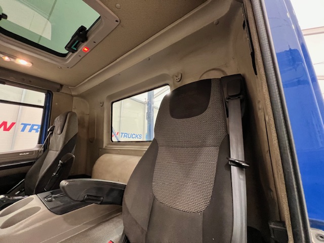 DAF CF85 360 8×4 Day Cab Hookloader