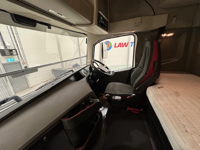 Volvo FH 500 Euro 5 6×2 Tractor Unit Safari Edition
