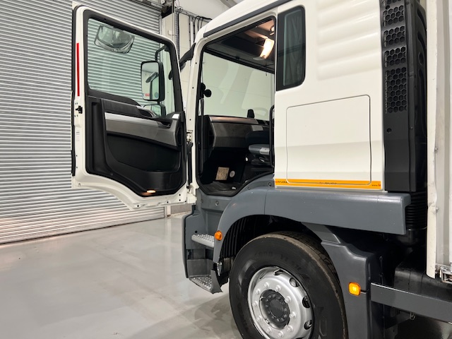 MAN TGM 18.250 4×2 Sleeper Cab Curtainsider