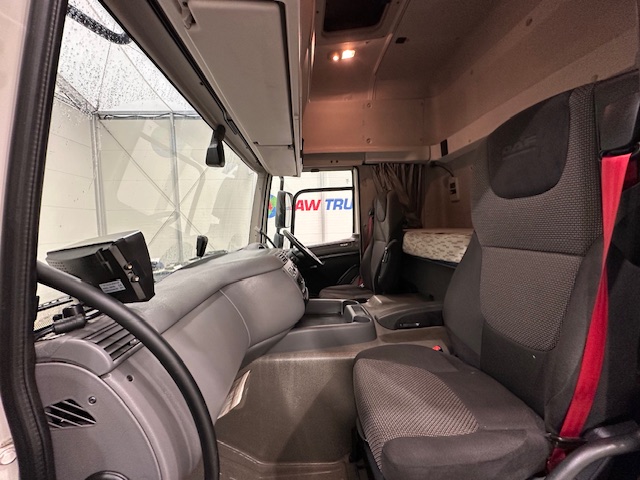 DAF CF 330 6×2 Rear Lift Sleeper Cab Curtainsider