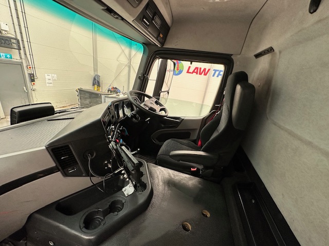 Mercedes Antos 2532 6×2 Rear Lift Day Cab Fridge Box