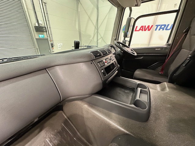 DAF CF 330 6×2 Rear Lift Sleeper Cab Curtainsider