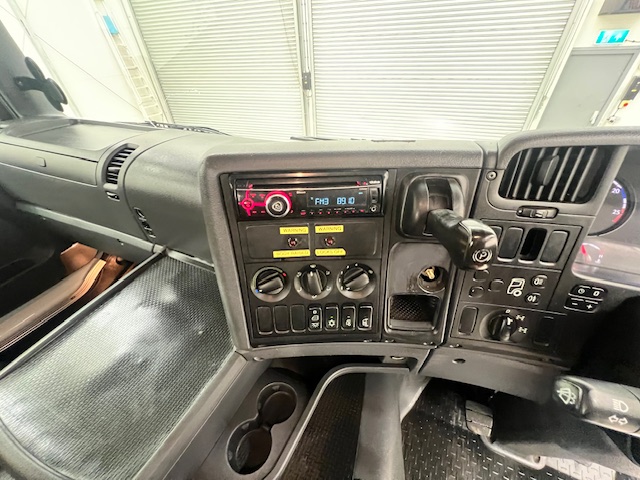 Scania G410 8×4 Rest Cab Hookloader Drawbar