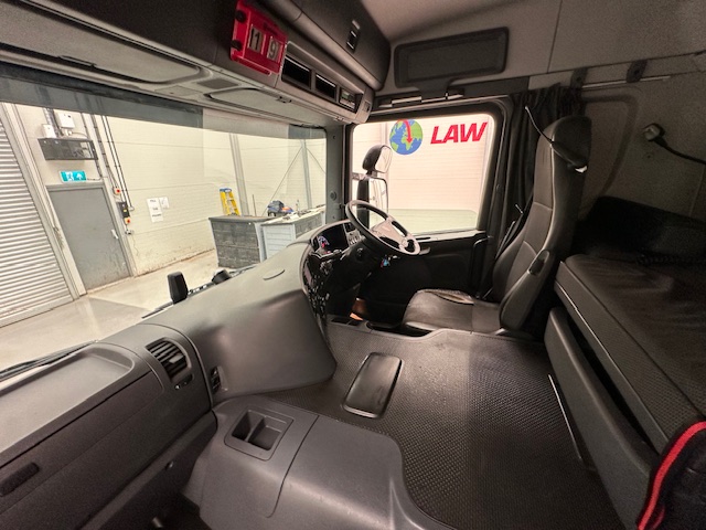 Scania P250 4×2 Sleeper Cab Box Van