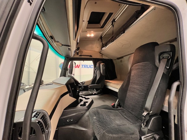 Mercedes Actros 1824 4×2 Sleeper Cab Fridge Box