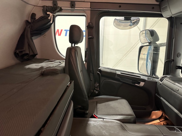 Scania P320 6×2 10 Tyre Rear Lift Insulated Box Van