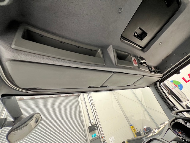 Mercedes Axor 2529 6×2 Rear Lift Sleeper Cab Fridge Box