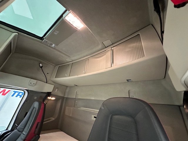 Volvo FH 500 Euro 5 6×2 Tractor Unit Safari Edition