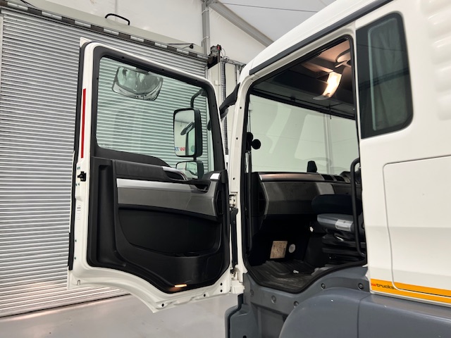 MAN TGM 18.250 4×2 Sleeper Cab Curtainsider