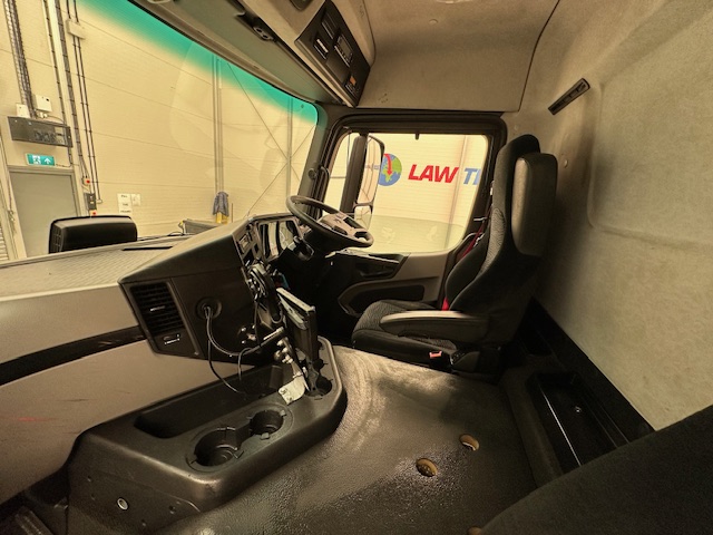 Mercedes Antos 2532 6×2 Rear Lift Day Cab Fridge Box