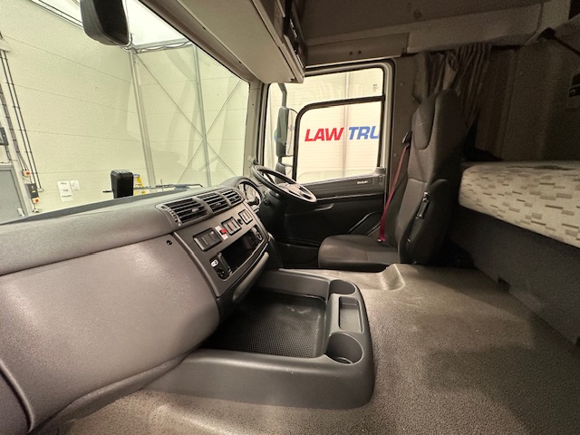 DAF CF 330 6×2 Rear Lift Sleeper Cab Curtainsider