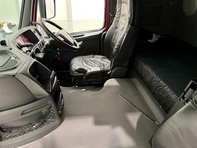 Volvo FM 450 6×2 Sleeper Cab Curtainsider